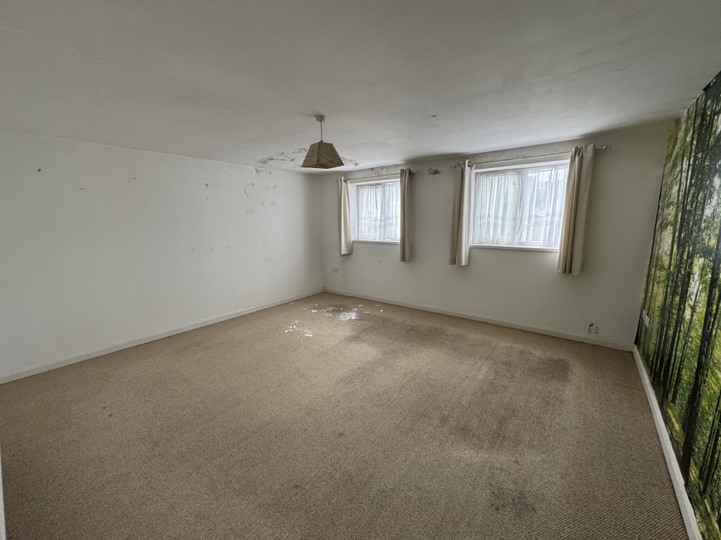 Lot: 58 - TWO-BEDROOM SECOND FLOOR FLAT FOR IMPROVEMENT - Bedroom one
